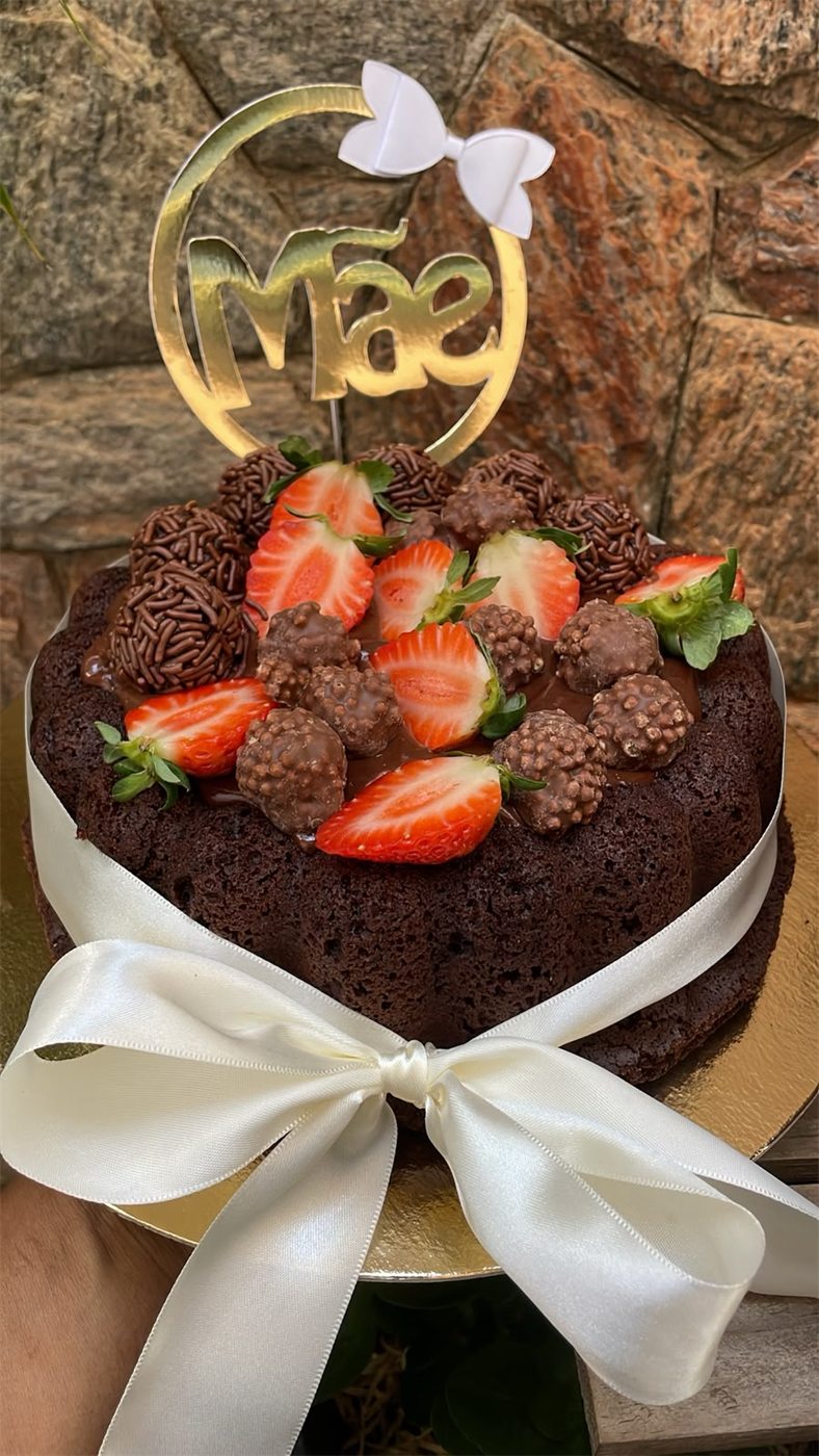 Bolo de chocolate decorado com morangos e brigadeiros para o Dia das Mães