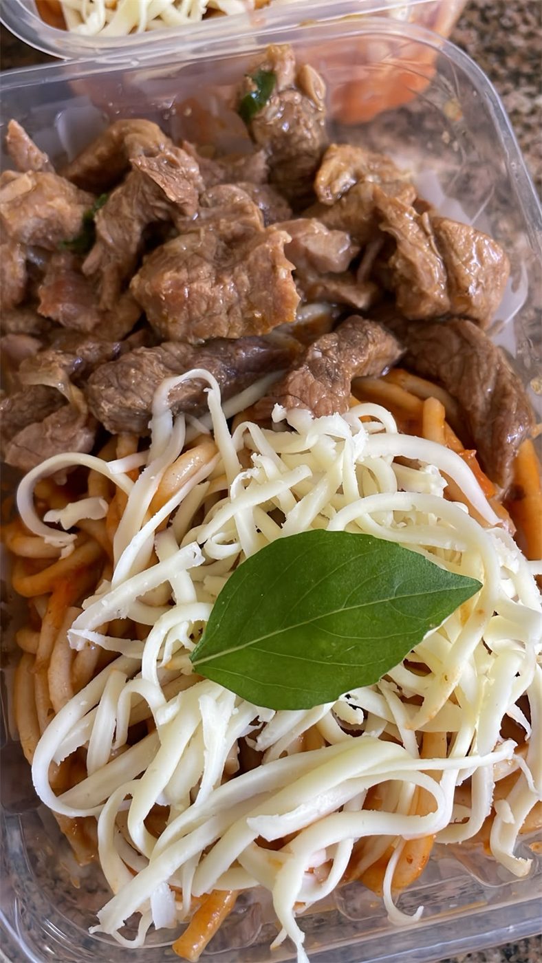 Marmita de carne em cubos com macarrão ao sugo e queijo