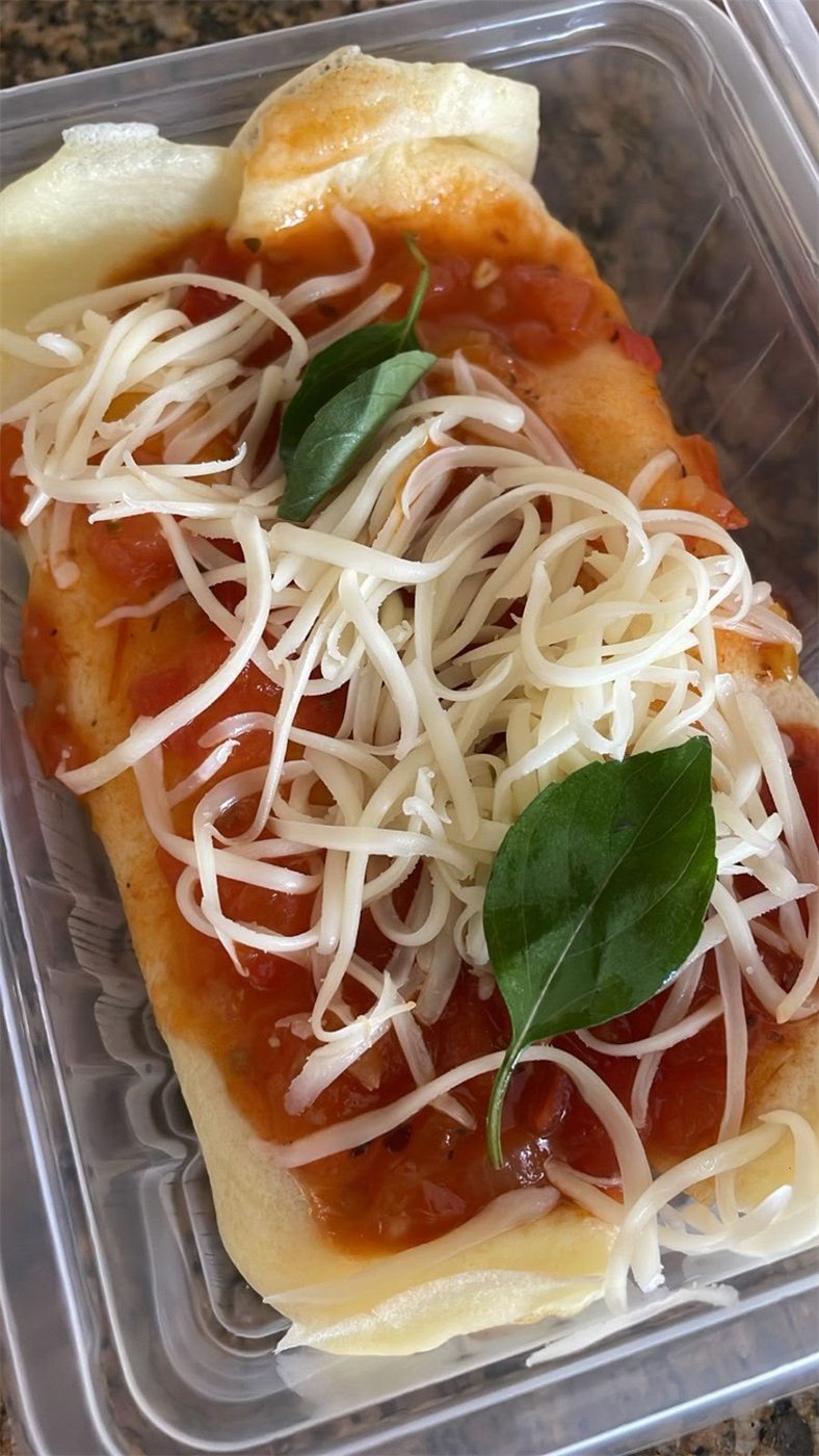 Pizza individual de molho de tomate, queijo e manjericão