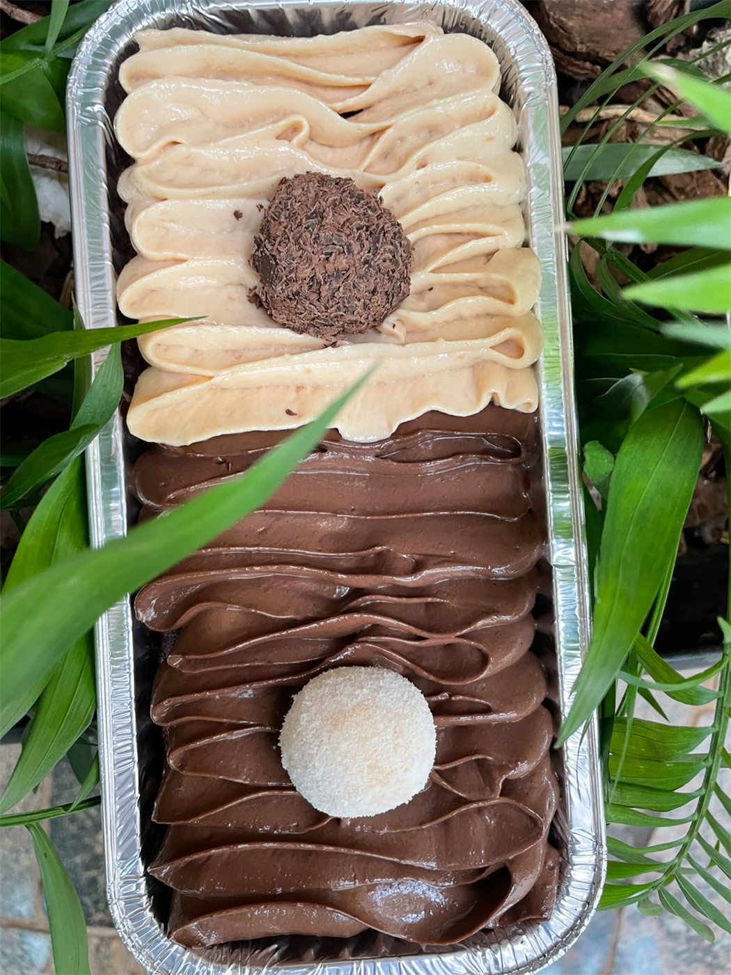 Travessa de mousse de chocolate e doce de leite com brigadeiros